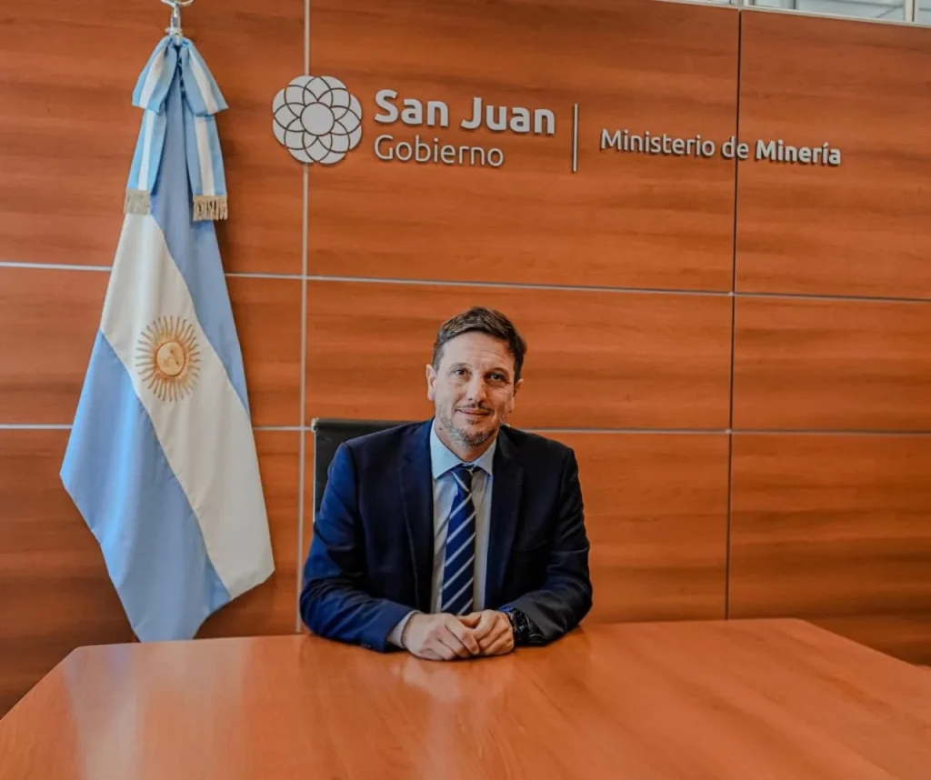 El ministro de Minería San Juan, Juan Pablo Perea, sentado en su oficina dialogando sobre políticas mineras.