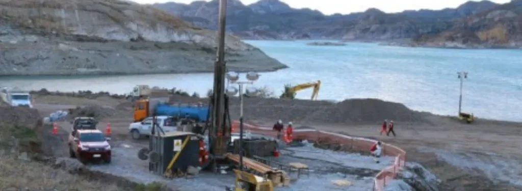 Equipo de perforación diamantina operando en la estepa de la provincia de Santa Cruz para el proyecto Cerro Bayo.