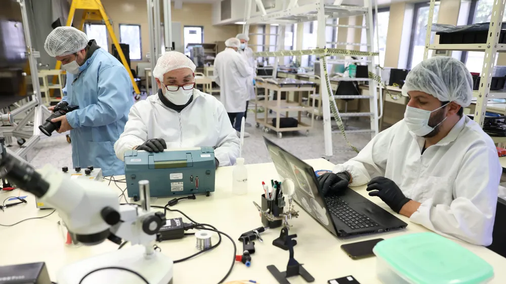 Técnicos y especialistas trabajando en instalaciones vinculadas al desarrollo nuclear argentino y procesamiento de uranio.