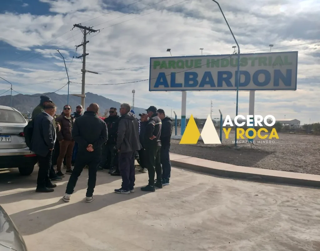 Miembros de la Agrupación Minera Cordillera de los Andes frente a las oficinas de Vicuña.