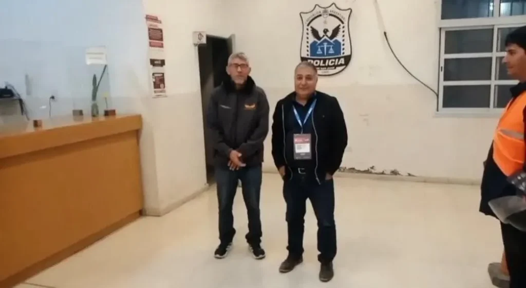 El Dr. Roberto Correa Esbry dialogando con referentes mineros tras las detenciones.
