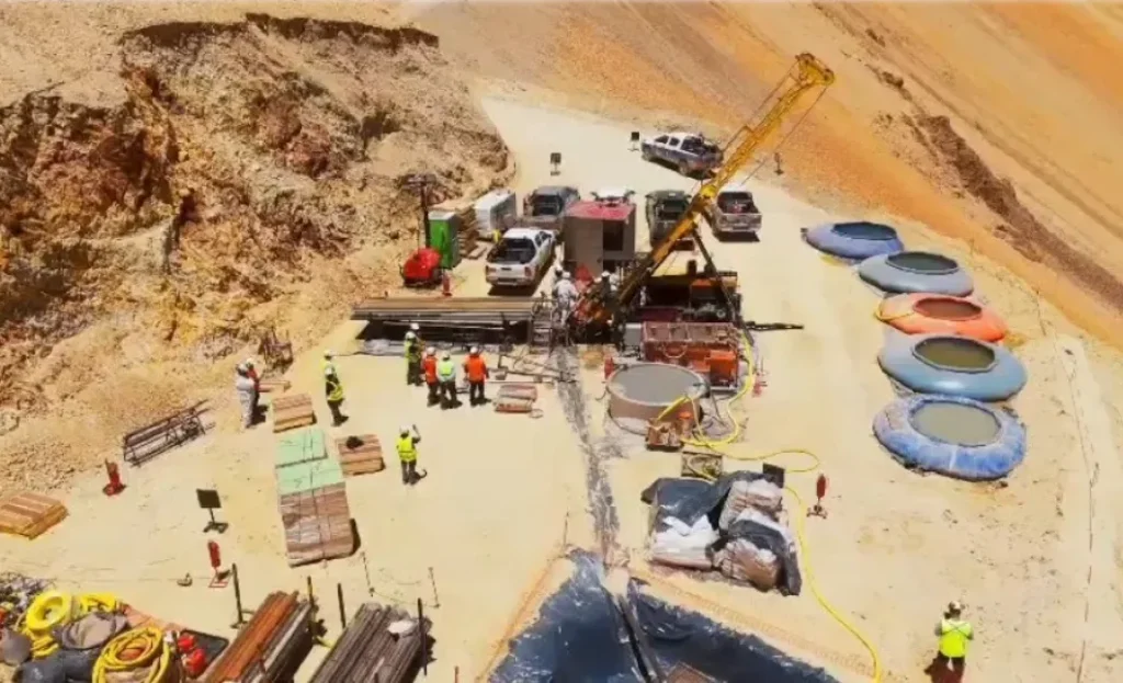 Operarios de la minera Kobrea clasificando testigos de perforación diamantina con vetas de cuarzo en el proyecto El Perdido Mendoza.