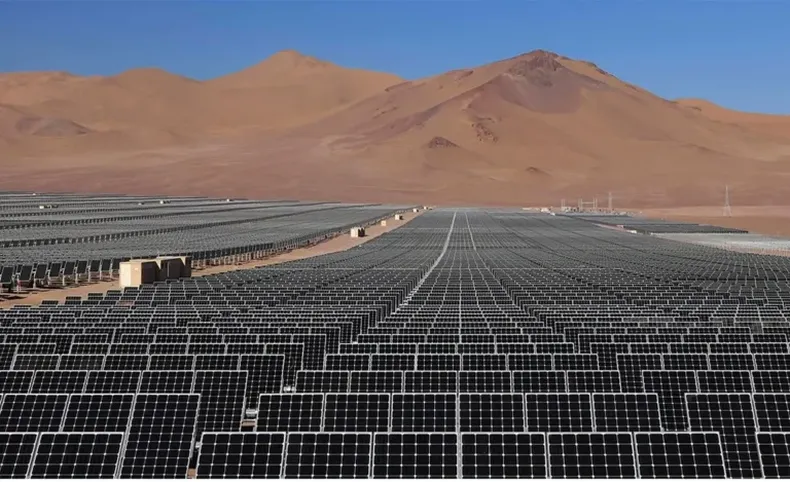 Paneles solares del parque energético El Quemado en la provincia de Mendoza.
