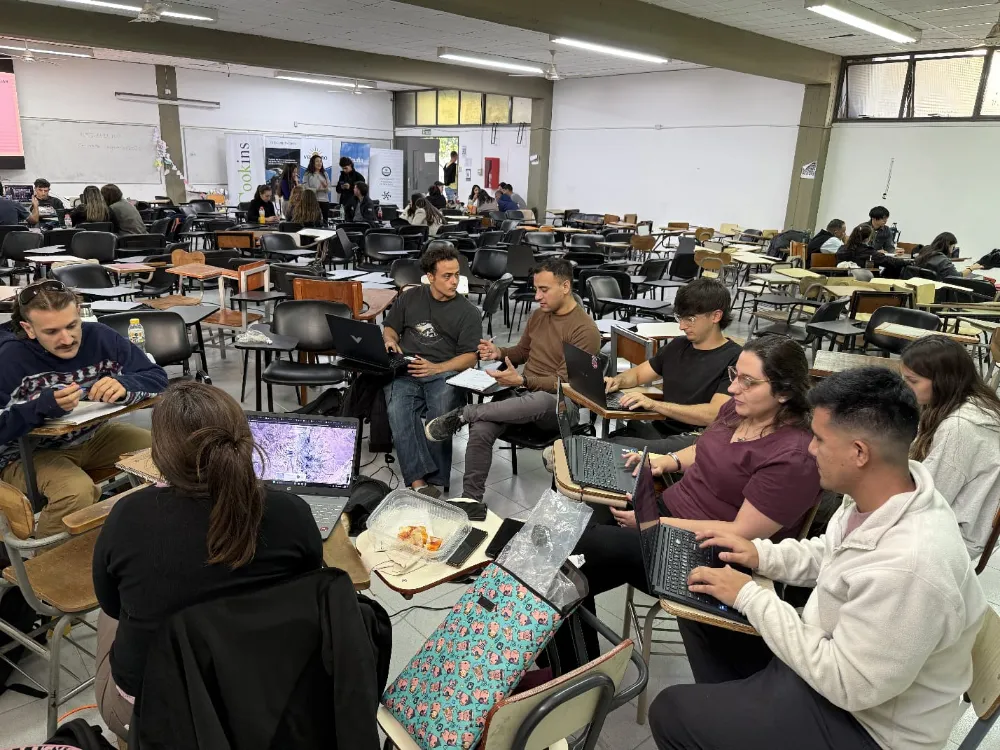 Estudiantes presentan proyectos tecnológicos durante una hackatón minera realizada en San Juan.