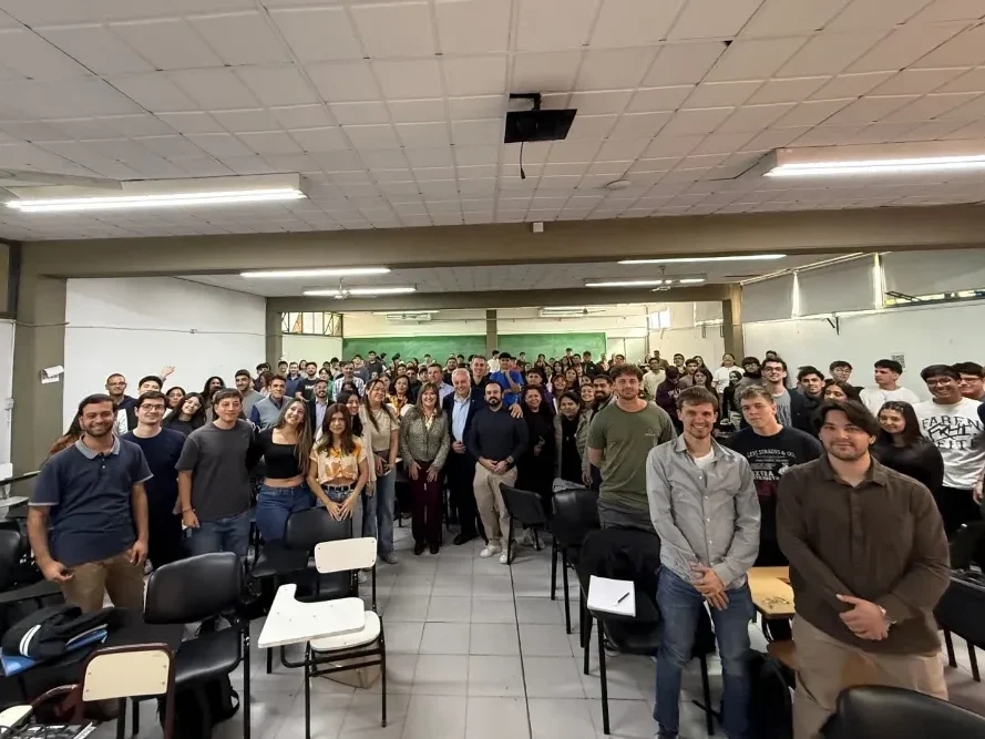 estudiantes del hackaton en la facultad de ingenieria