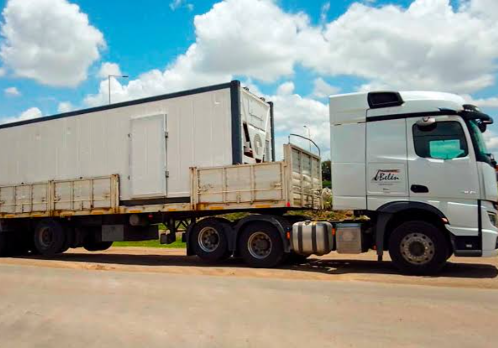 Camión de carga transportando feldespato y cuarzo en bruto por las rutas sanjuaninas, reflejando el impacto logístico en la minería no metalífera.