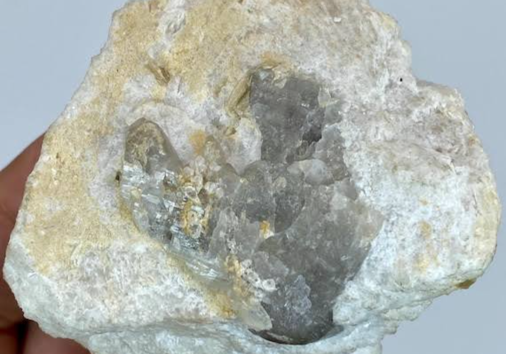 Rocas de cuarzo blanco de alta pureza acopiadas en una cantera de Valle Fértil listas para su traslado sin procesamiento de la minería no metalífera.