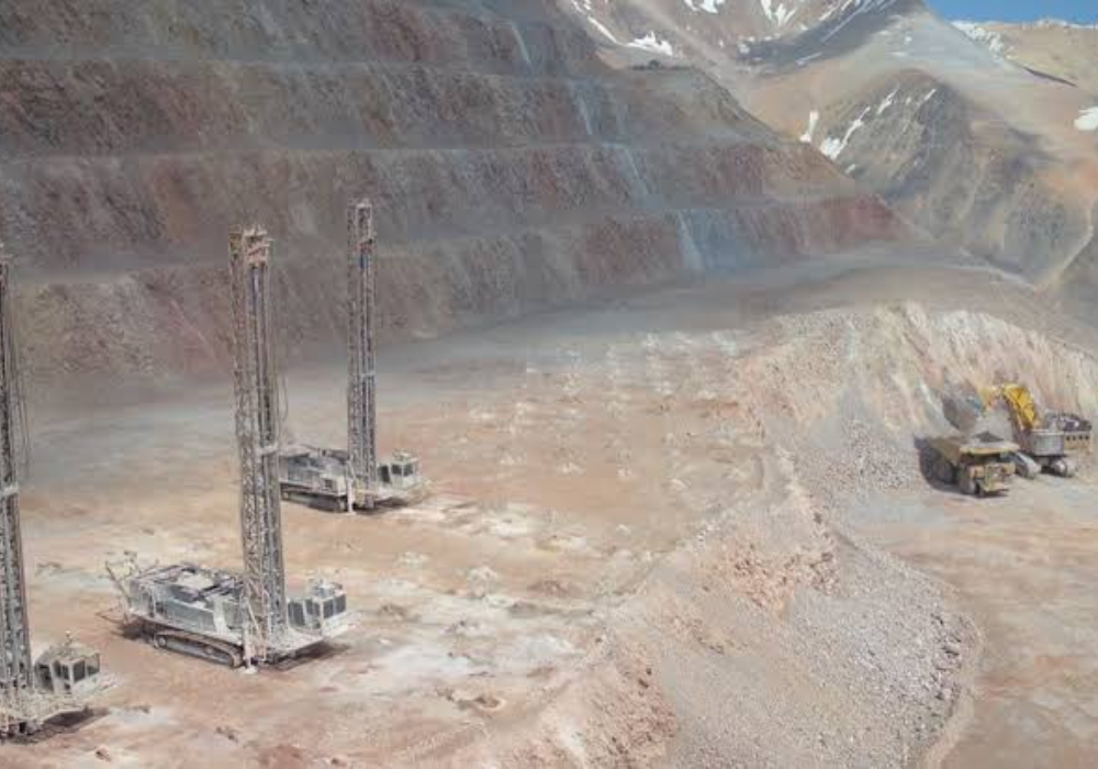Una retroexcavadora trabajando en el movimiento de suelos y destape de canteras en un yacimiento familiar de minería no metalífera.