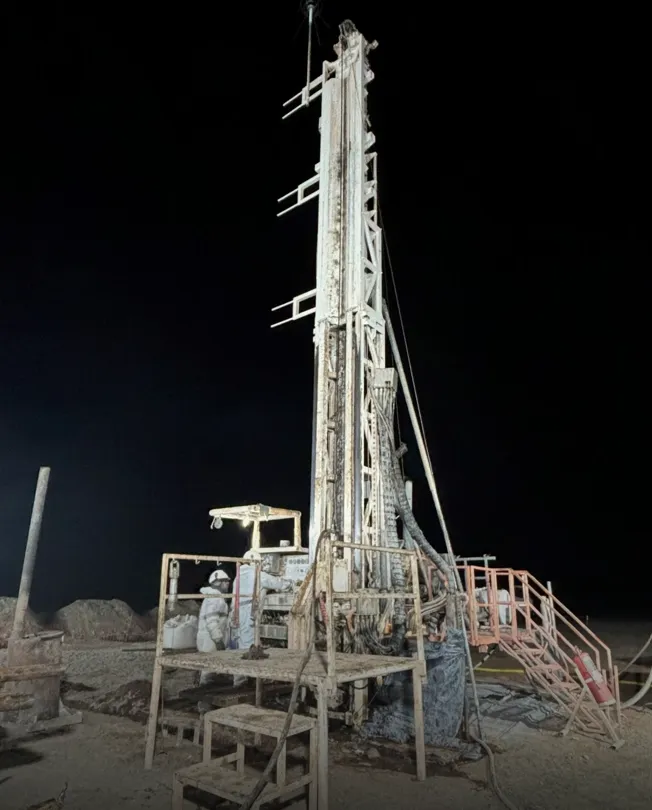 : Infraestructura de pozos exploratorios y tanques de almacenamiento de salmuera en el salar del proyecto Formentera.