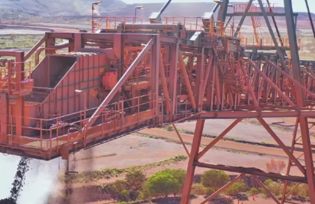 Extensa mina de mineral de hierro a cielo abierto Jimblebar en Pilbara, Australia Occidental, donde BHP archivó un proyecto de procesamiento clave según documentos filtrados.