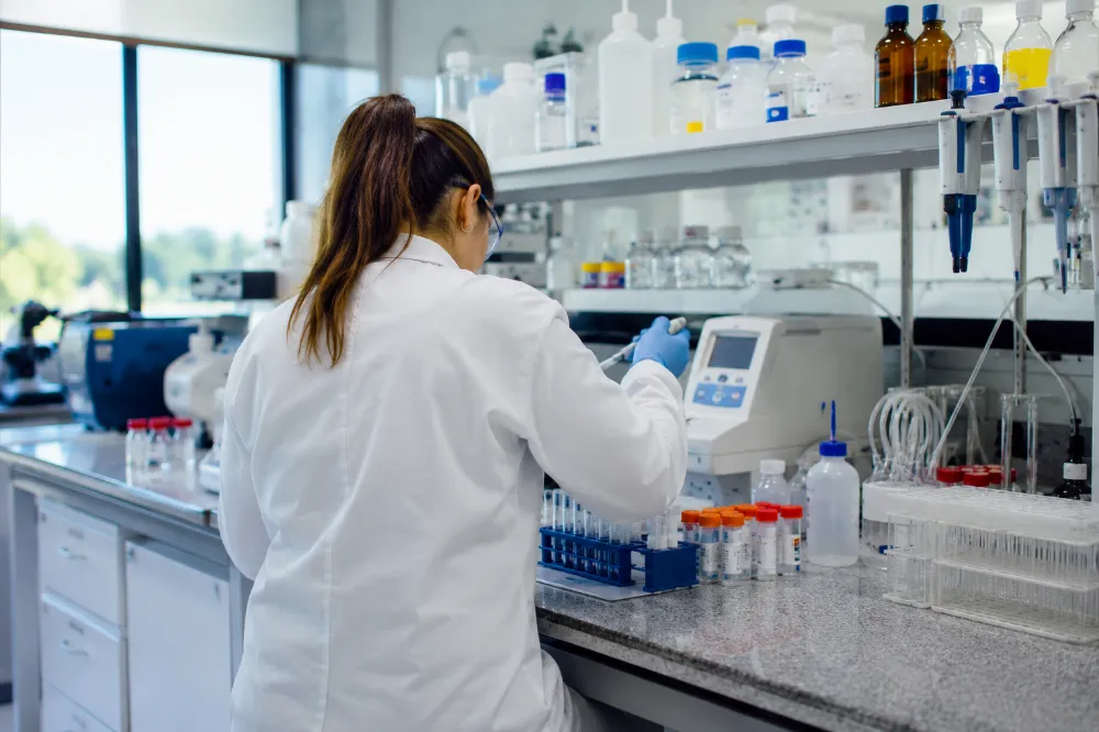 Técnicos especializados realizan análisis geoquímicos de muestras minerales en un laboratorio certificado para minería.