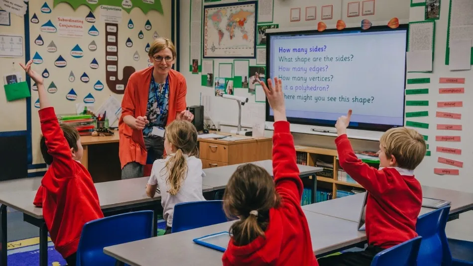 Foto de un aula con una docente dando clases en inglés.