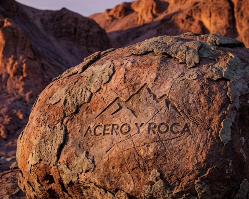 Montañas de ignimbrita volcánica meteorizada que rodean el Salar de Olaroz en la Puna al atardecer, con texturas detalladas de costras arcillosas.  Contenido Original de ACERO Y ROCA - Prohibida su reproducción