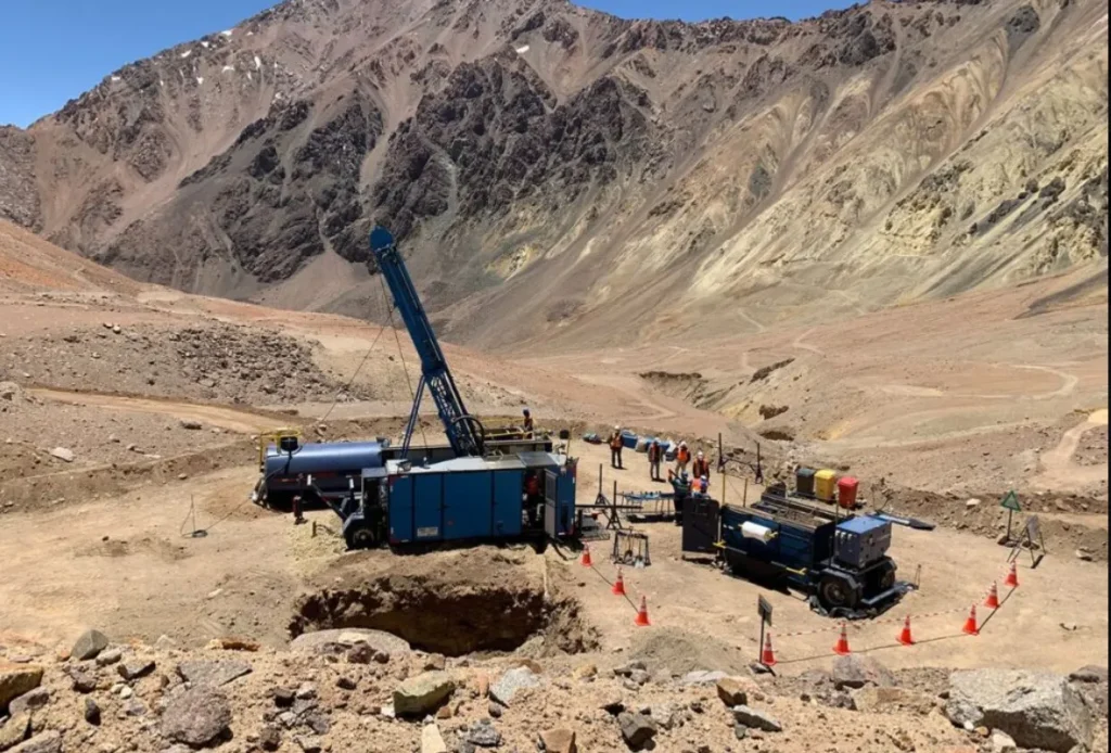 Máquina de perforación trabajando en la alta cordillera de San Juan para NGEx Minerals.