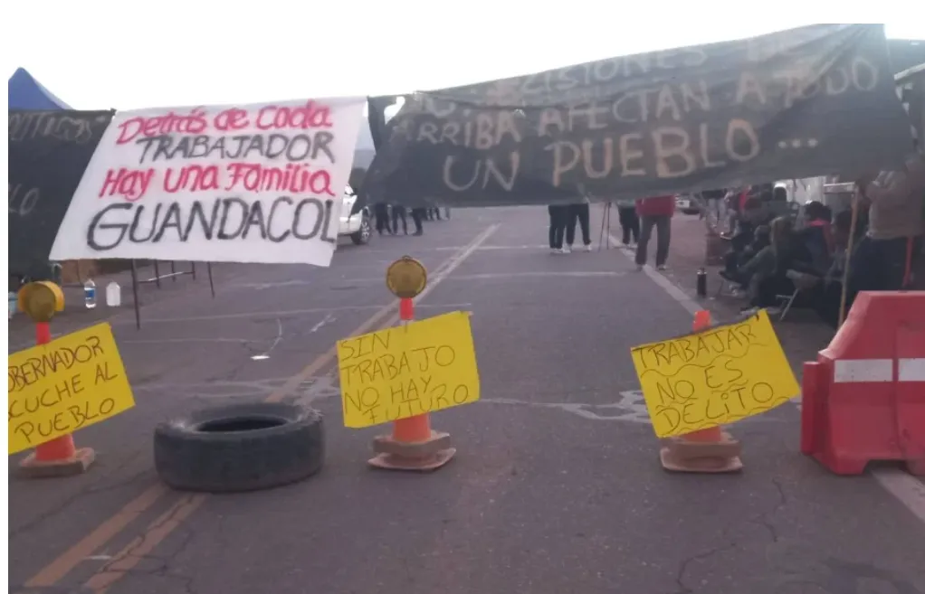Camiones mineros detenidos en un corte de ruta sobre la Ruta 40 en Guandacol