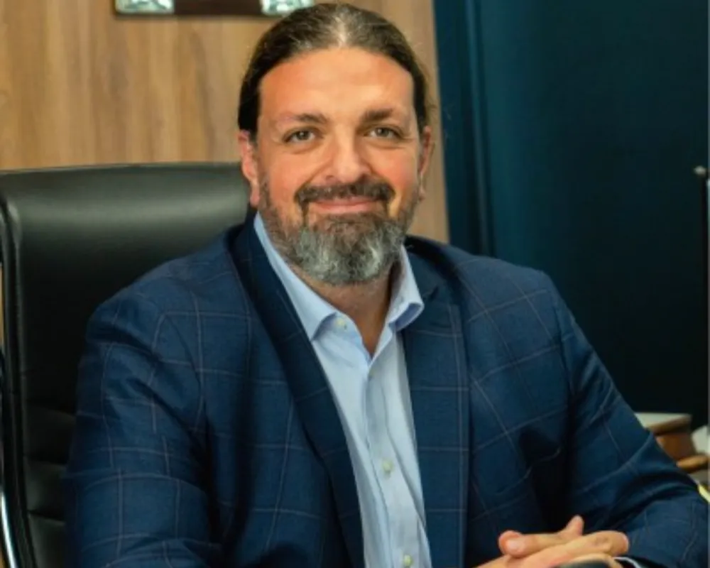 Fotografía de Martín Ossa, gerente general de Caterwest, brindando declaraciones sobre el sector minero en San Juan.