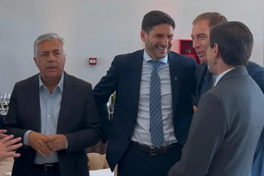 El gobernador de Santa Fe, Maximiliano Pullaro, dialogó con mandatarios provinciales, en una jornada marcada por acuerdos de integración productiva, logística y desarrollo minero. Imagen de Acero y Roca. 