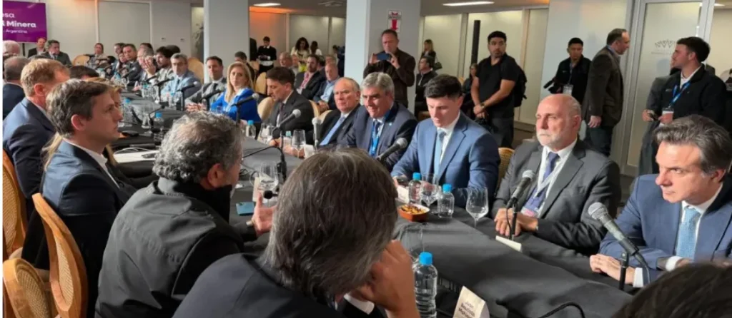 Miembros de la Mesa Federal duramte la reunión.