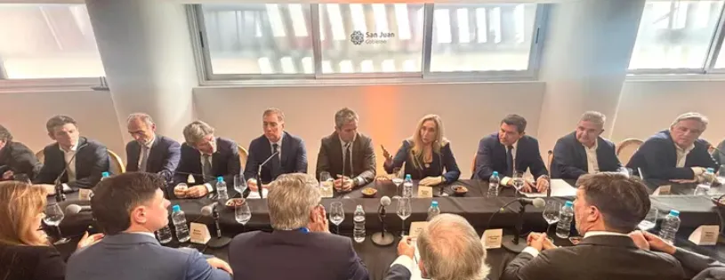 Karina Milei junto a Raúl Jalil, Martín Llaryora, Carlos Sadir, Alfredo Cornejo, Marcelo Orrego y Maximiliano Pullaro.
