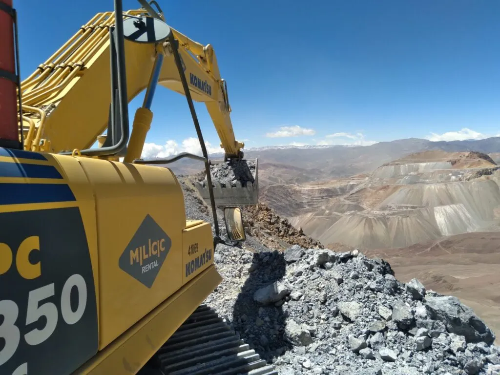 Maquinaria pesada de Milicic trabajando en movimiento de suelos en yacimientos mineros de altura.