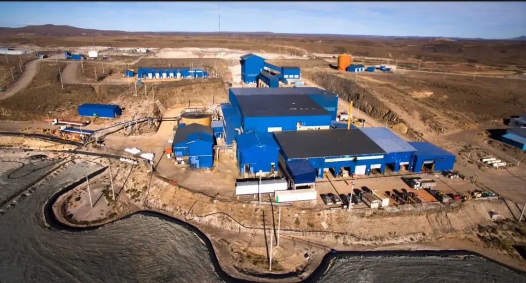 Vista de las instalaciones operativas y el campamento del yacimiento San José en la Patagonia, clave para el respaldo económico de McEwen Mining Los Azules.