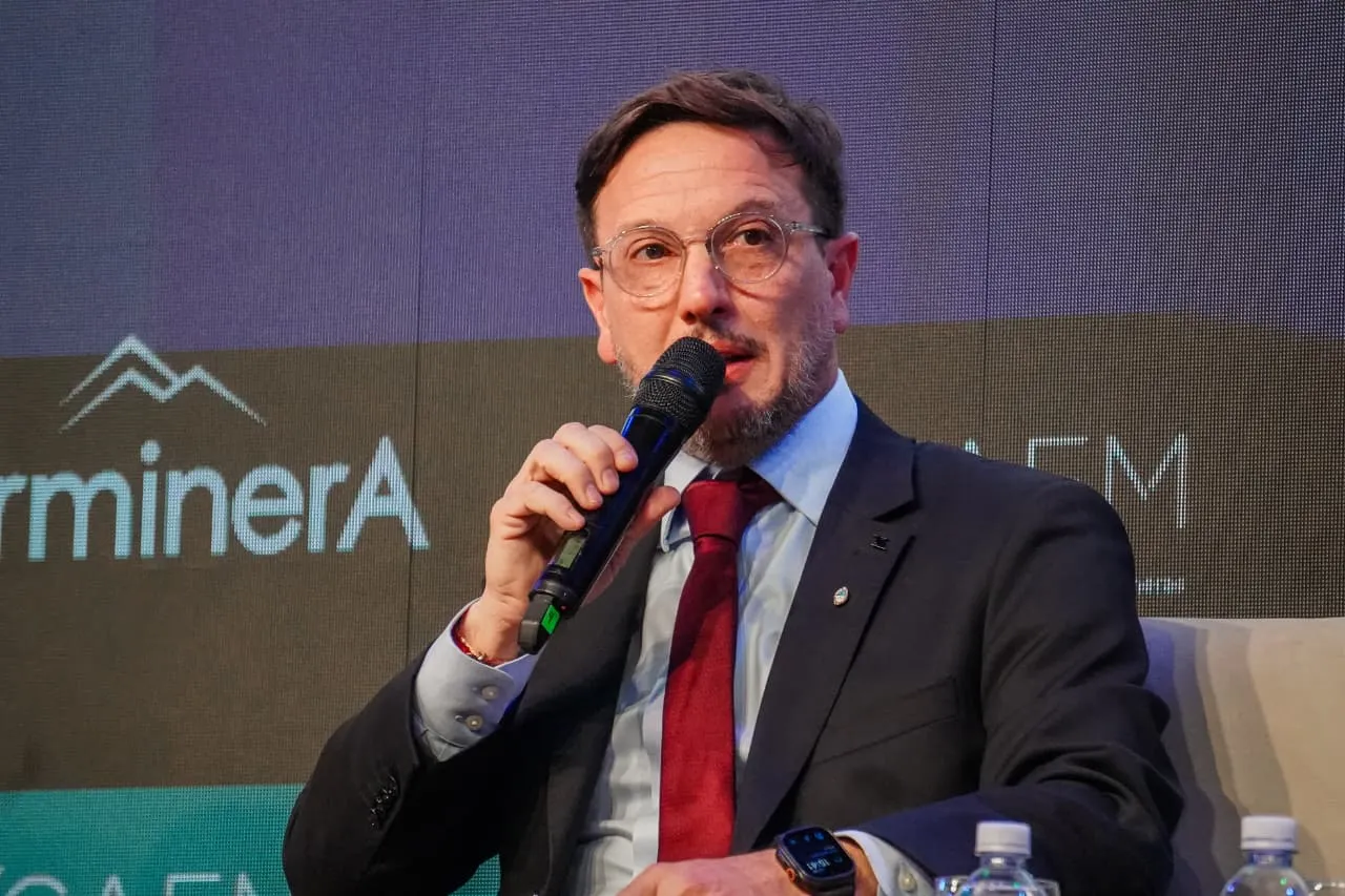 El ministro de Minería, Juan Pablo Perea, detallando la licitación privada para el REPROMIN.