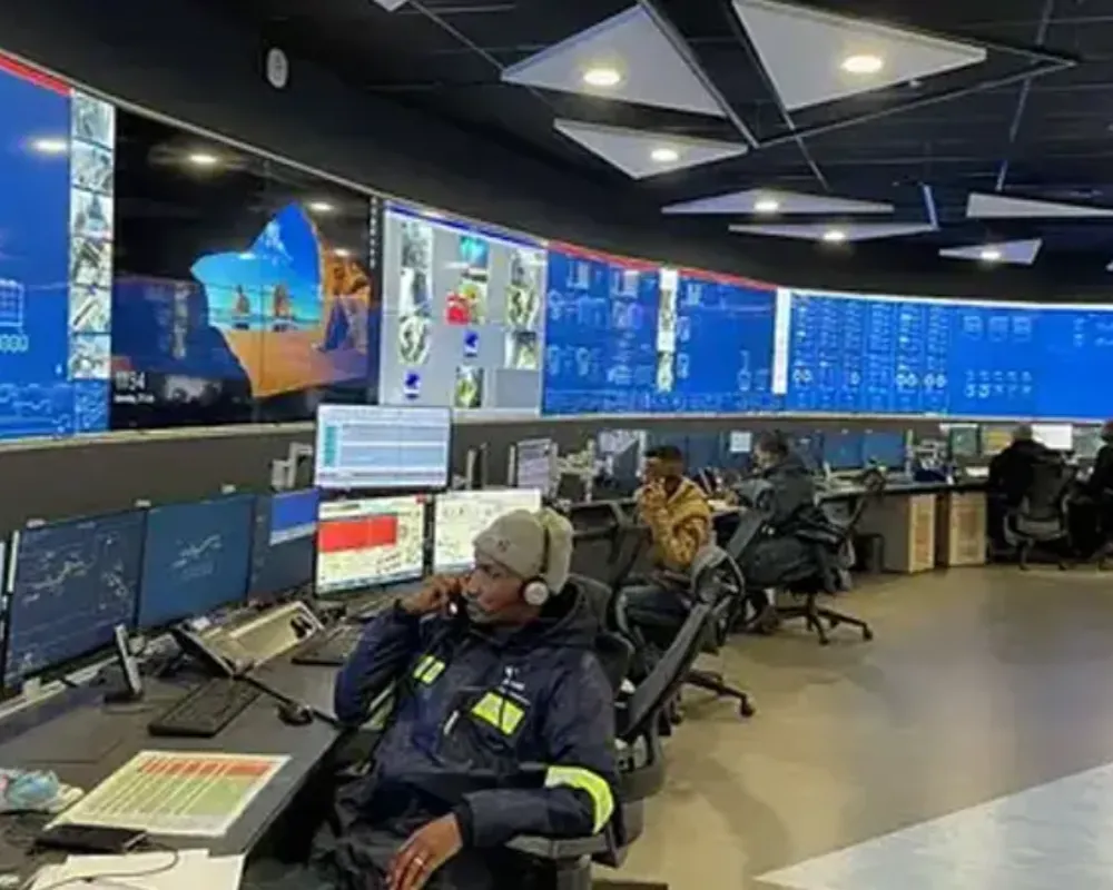 Sala de control de alta tecnología manejando joysticks para teleoperación inclusiva.