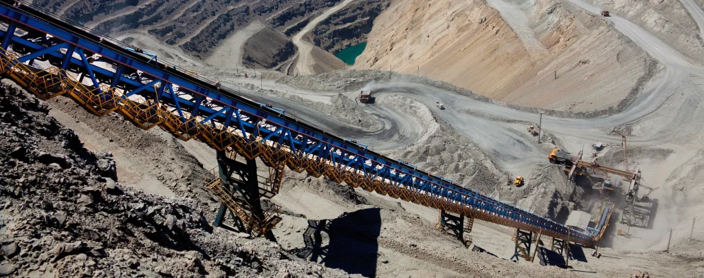 Equipos de perforación diamantina operando en la cordillera durante las tareas de exploración minera en Argentina.