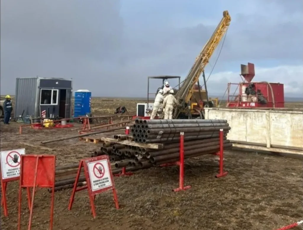 Máquina perforadora de Targa Exploration trabajando en el proyecto de oro El Zanjón, Santa Cruz.