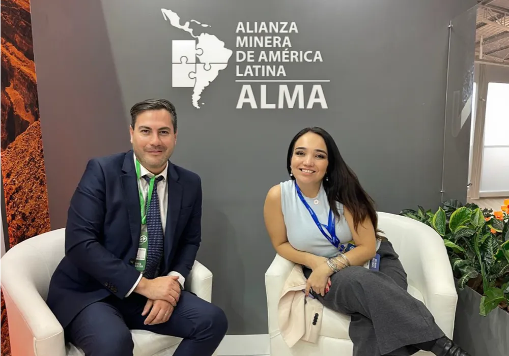 fotografia de Presidente de ALMA, Francisco Lecaros junto a la vicepresidenta de ALMA, Dominique Viera