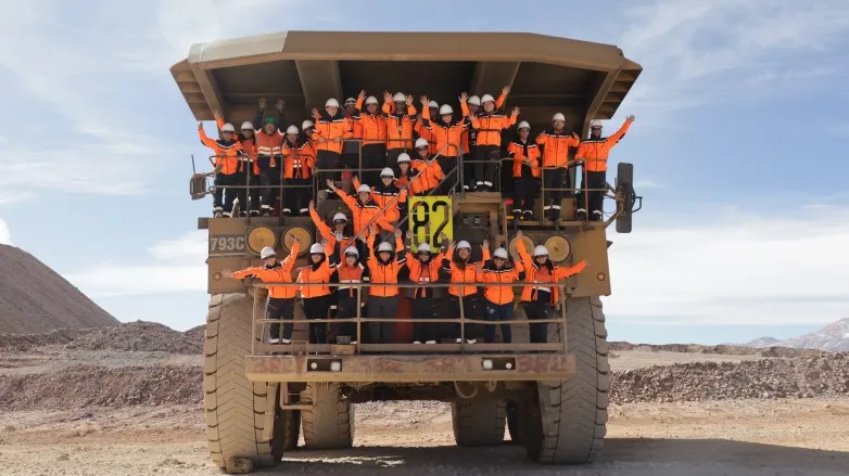 mujeres en un camión fuera de ruta en veladero posando para la foto saludando 