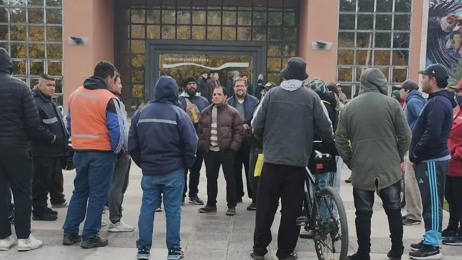 Miembros de la Agrupación Minera Cordillera de los Andes concentrados pacíficamente con banderas en las afueras de la Legislatura provincial.
