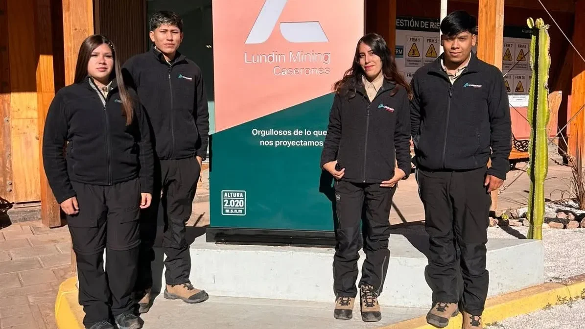 Técnicos trabajando en las operaciones de la compañía minera.
