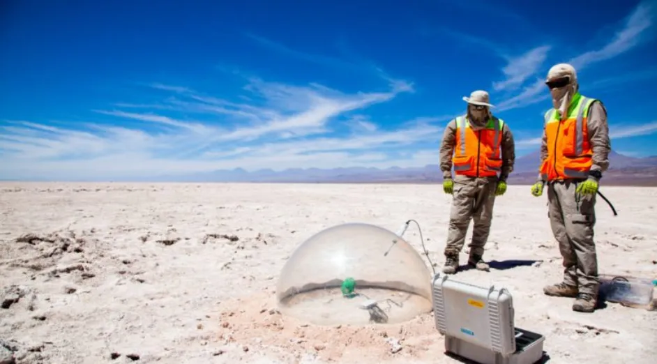 Operarios y técnicos de la empresa trabajando con tecnología de Extracción Directa de Litio.