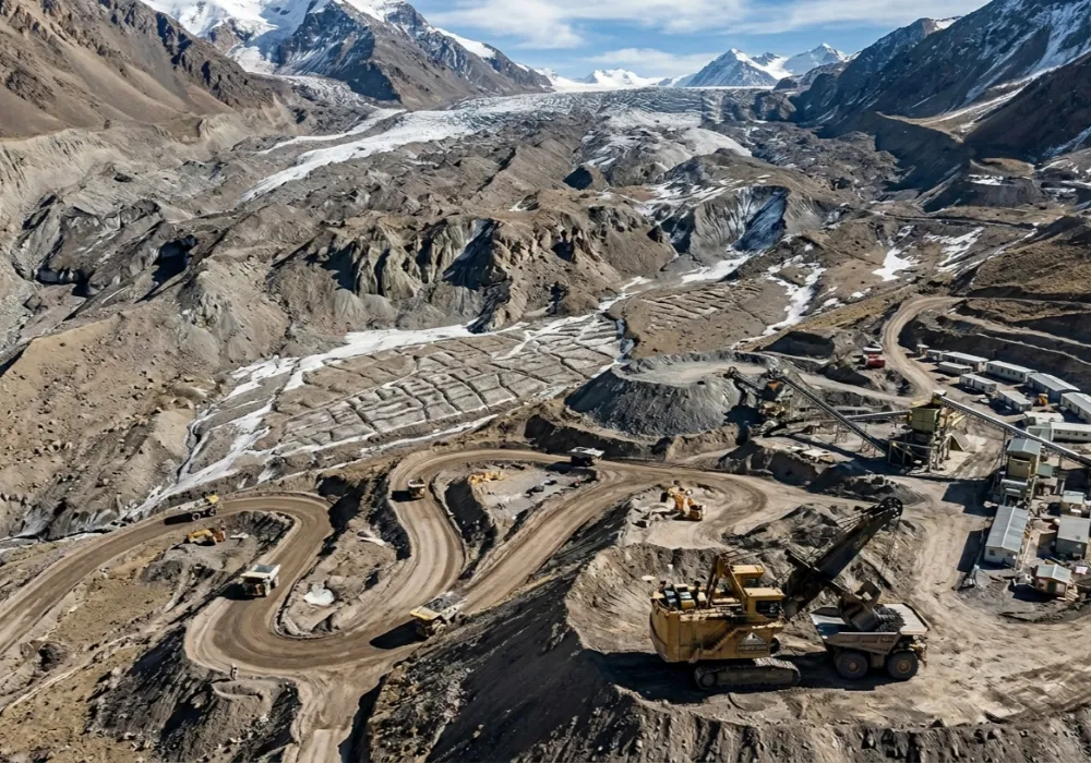 Paisaje cordillerano con glaciares y ambiente de alta montaña analizado dentro del Inventario Nacional de Glaciares. Contenido Original de ACERO Y ROCA - Prohibida su reproducción