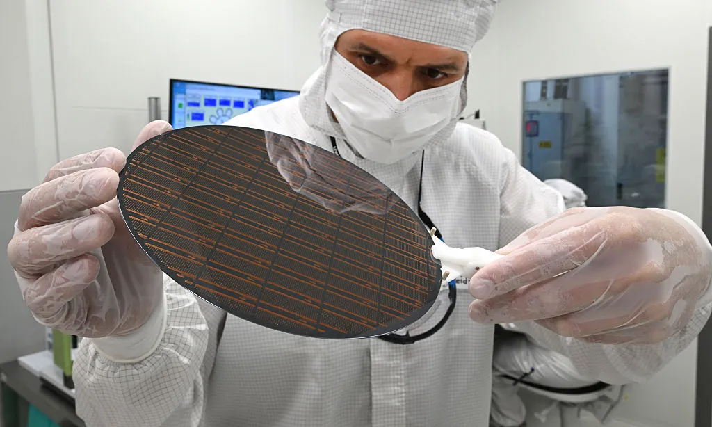 Laboratorio con investigadores trabajando en nuevas tecnologias 