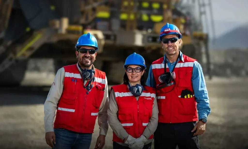 empleos Lundin Mining Chile. Técnicos e ingenieros con equipo de seguridad trabajando en las operaciones de la compañía minera.