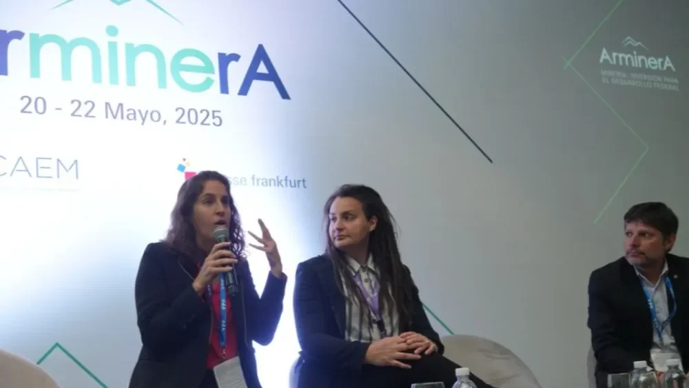 lucila lasry exponiendo en la arminera en uno de los escenarios secundarios. 
