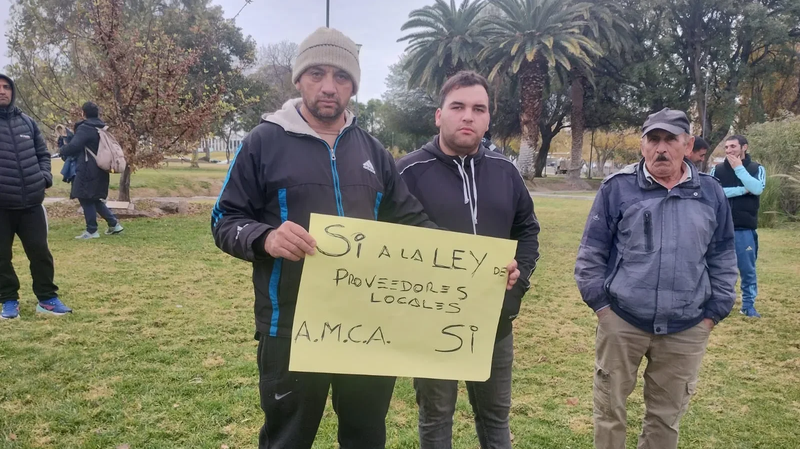 Carteles de mineros desocupados reclamando regulaciones estrictas para el cupo laboral local en los yacimientos de alta montaña.