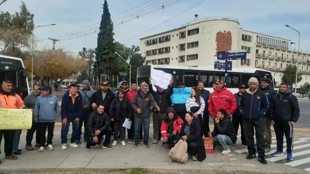 agrupación cordillera de los andes en manifestación frente a la legislatura de San Juan