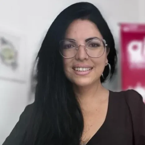 retrato de Laura Zárate, coordinadora académica del programa Laboratorio de Psicodiagnóstico Laboral en la Industria Minera y directora de Consultora Alentar.