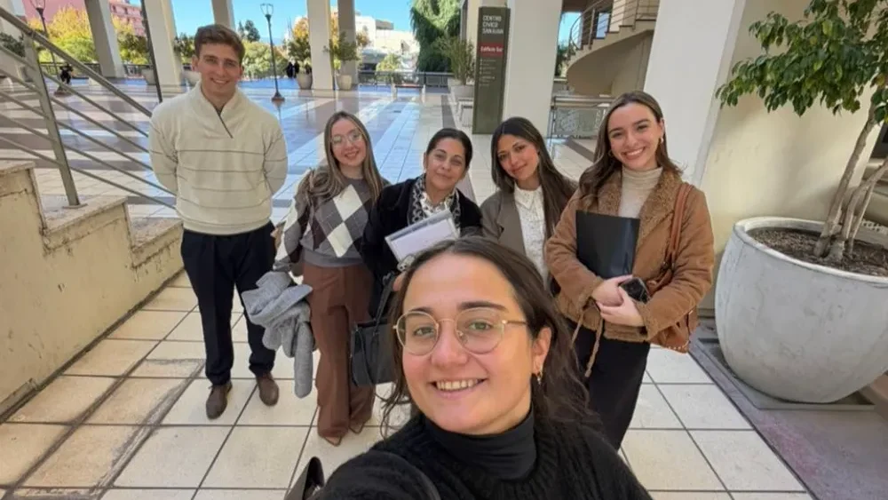 La directora del proyecto, Especialista Andrea Salas, junto a los integrantes del equipo de investigación Sabrina Chicón, Agustina Castro, Sol de Los Ríos, Martina Angilleri y Lautaro Frack, responsables del estudio sobre acceso a la información ambiental en proyectos mineros de San Juan.
