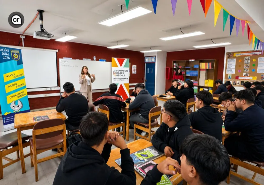 Maria Lucila Alarcón Oliva brindando una clase frente a un grupo de jóvenes