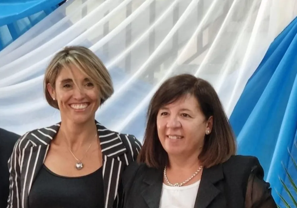 Viviana Atencio y Viviana Mercado, las docentes responsables del Club de Cristalografía de la Escuela Industrial Domingo Fasutino Sarmiento.