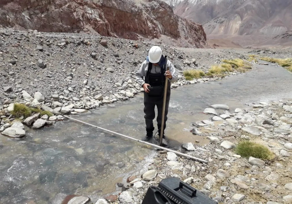 El equipo técnico del Instituo de Investigaciones Hidraulicas, realiza aforos y monitoreos de caudales en cuencas cordilleranas de San Juan.