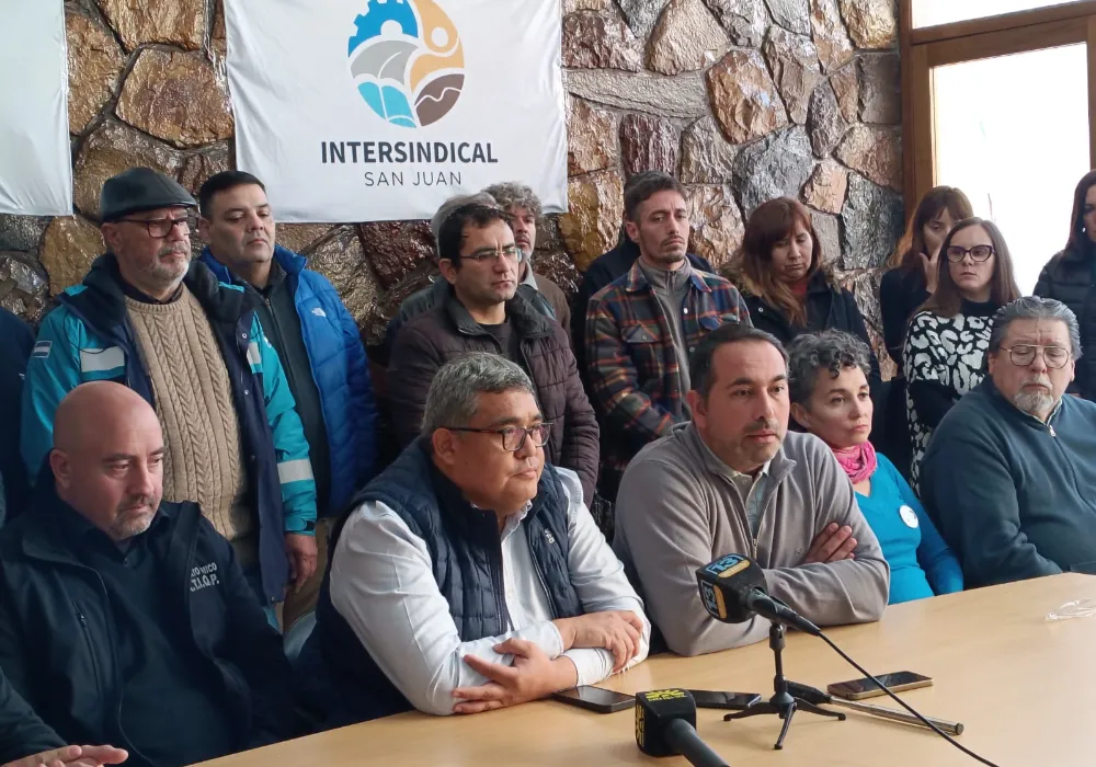 Referentes gremiales en la mesa de la Intersindical que impulsaron la medida ante el cruce con Vallejos.