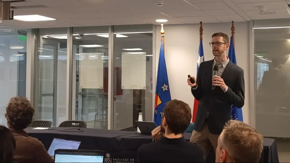 El Dr. Scott Odell presentó en Chile investigaciones sobre minería, glaciares y desalinización.