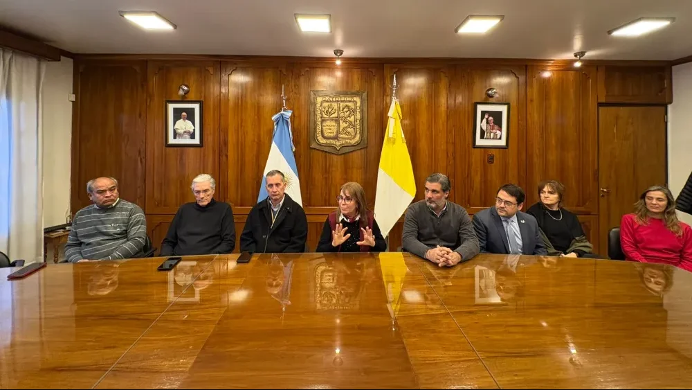 Autoridades de la Universidad Católica de Cuyo explicando el alcance de la primera etapa del Plan de Ahorro y Uso Responsable del Agua, conocido como Plan Aura.