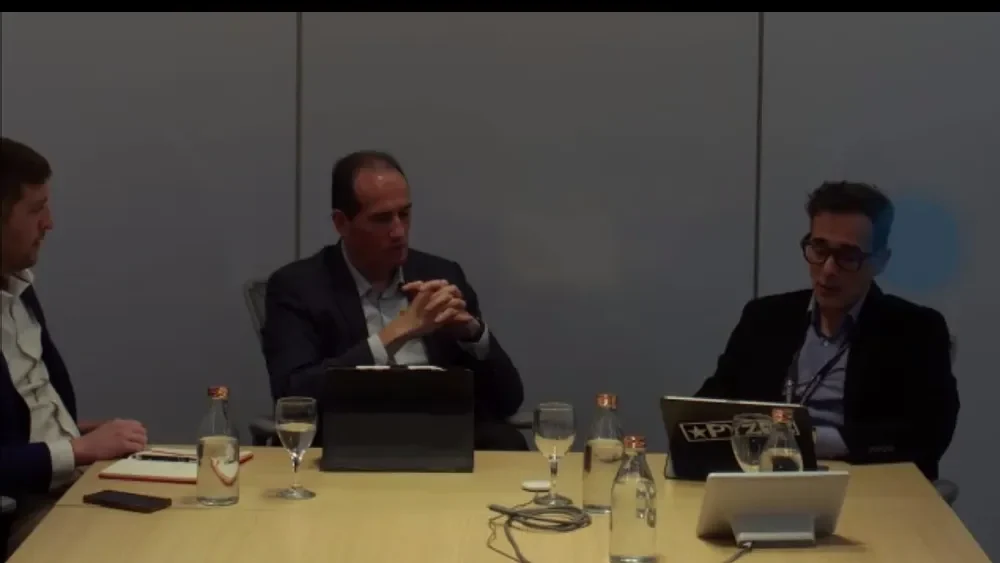 Captura de pantalla del webinar realizado por Santander sobre energía y mineria, contexto y perspectivas. en el que participaron Federico Veller, subsecretario de Hidrocarburos de la Nación; junto a Rodrigo Park, economista en jefe- Santander