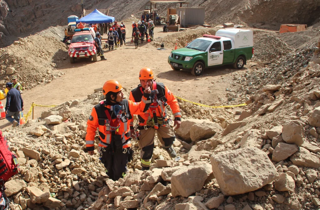 rescatistas en un accidente minero en la cordillera.